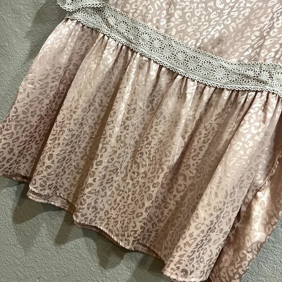 Blush Pink Short Sleeve Leopard Satin Peplum Blouse Lace Detail Large - Picture 2 of 4